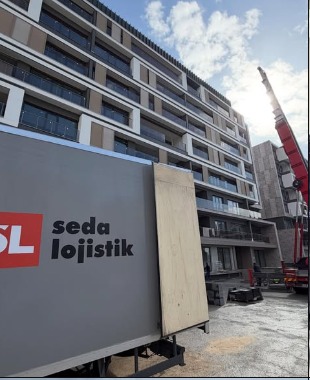 Şantiye sahasında vinçli taşıma